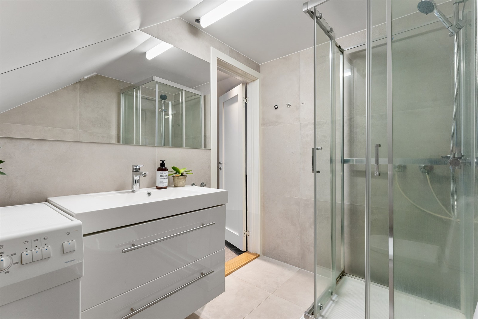 Badet er flislagt og har opplegg for vaskemaskin. Galleribilde