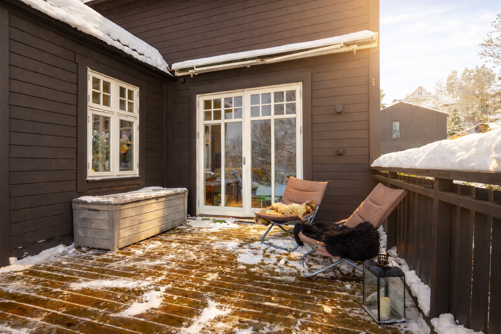 Fra stuen er det utgang til en stor og solrik treterrasse. Galleribilde