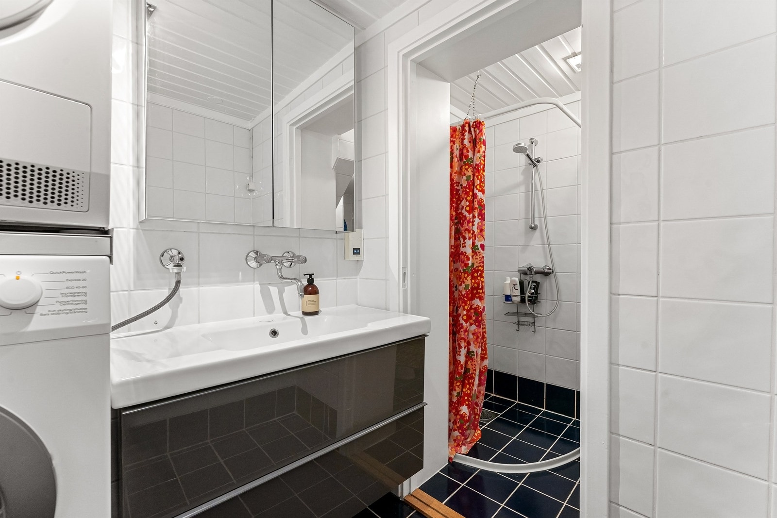 Underetasjen har også et praktisk vaskerom med dusj. Galleribilde