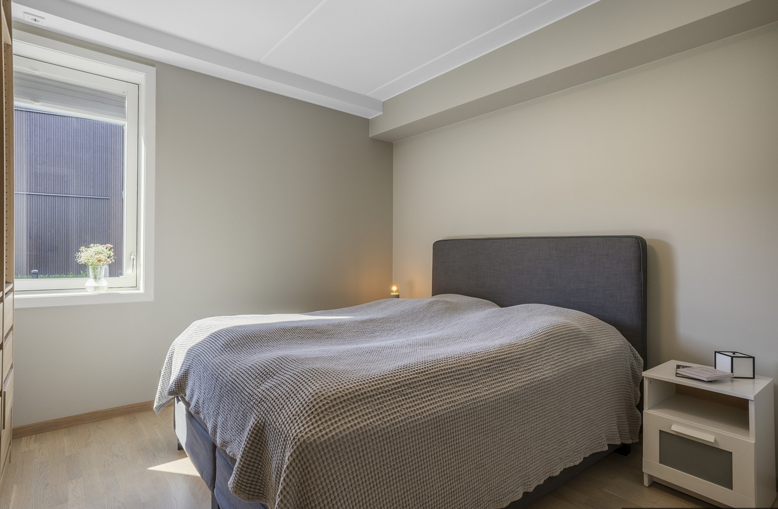 Leiligheten har to lyse og romslige soverom med god plass til både seng og tilhørende møblement. Hovedsoverommet er innredet med dobbeltseng, nattbord og garderobeskap fra PAX med rikelig oppbevaringsplass. Galleribilde