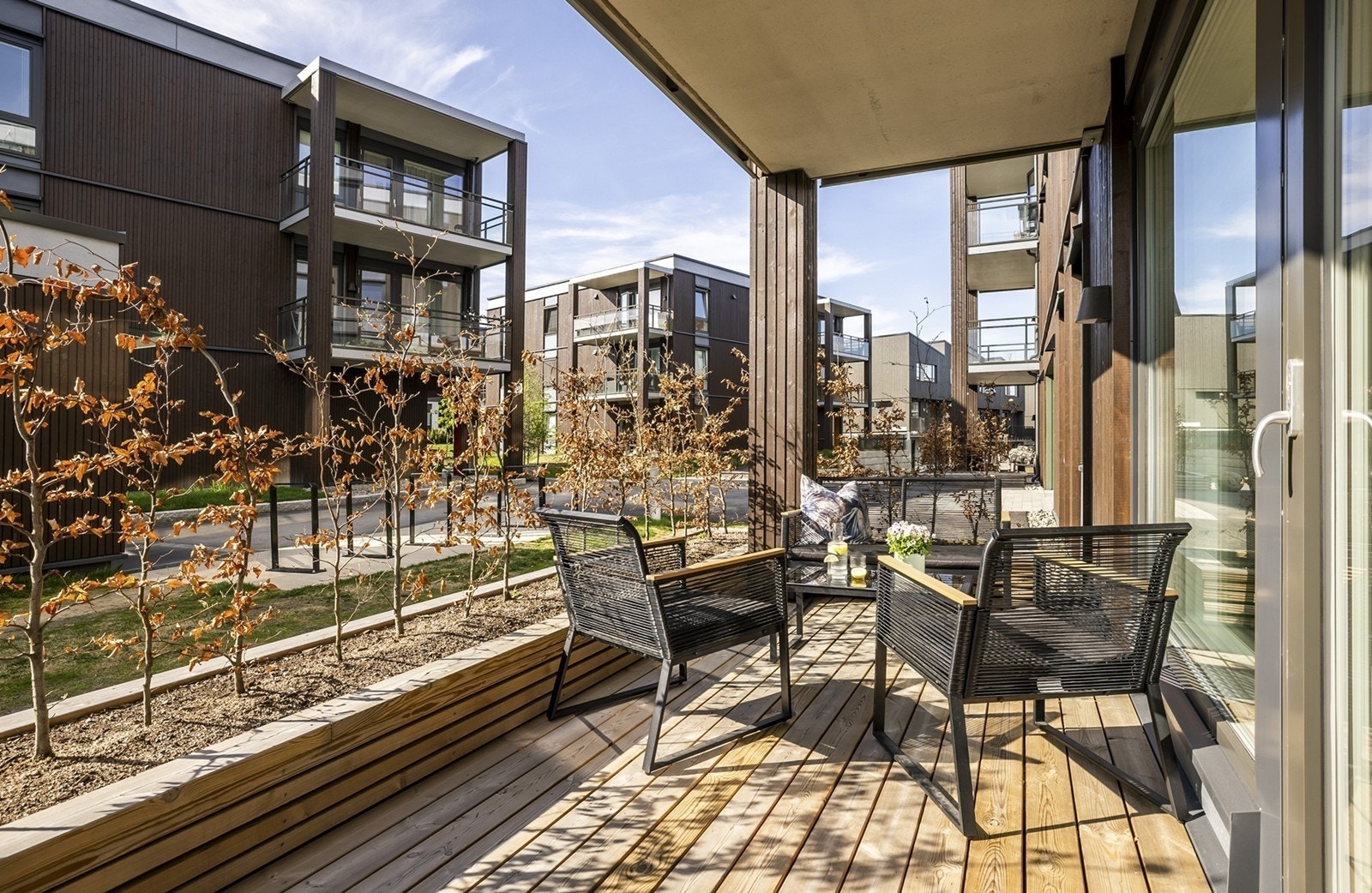 Fra stuen er det utgang til en flott terrasse på 10 m², med rikelig plass til sittegruppe og utemøbler. Galleribilde