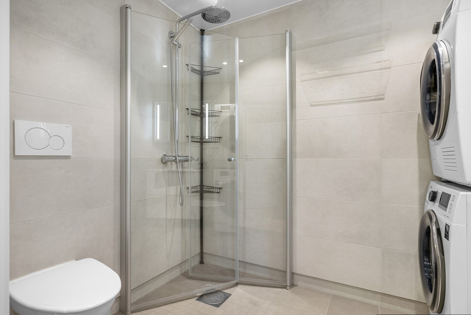 Flislagt og delikat baderom med gulvvarme og downlights som gir ekstra komfort. Galleribilde