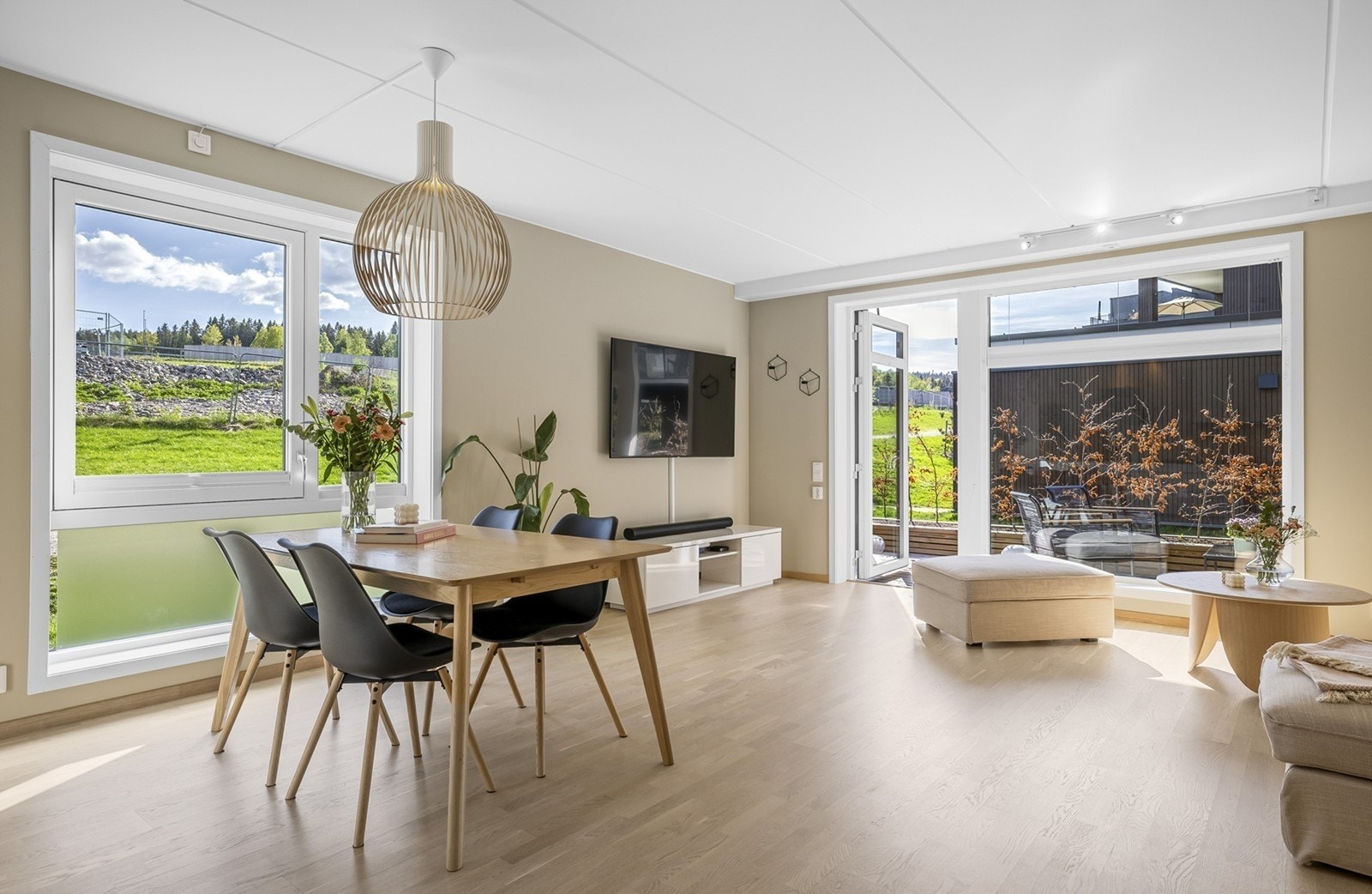 En stilfull og innbydende 3-roms selveierleilighet med gjennomgående høy standard fra 2022. Galleribilde