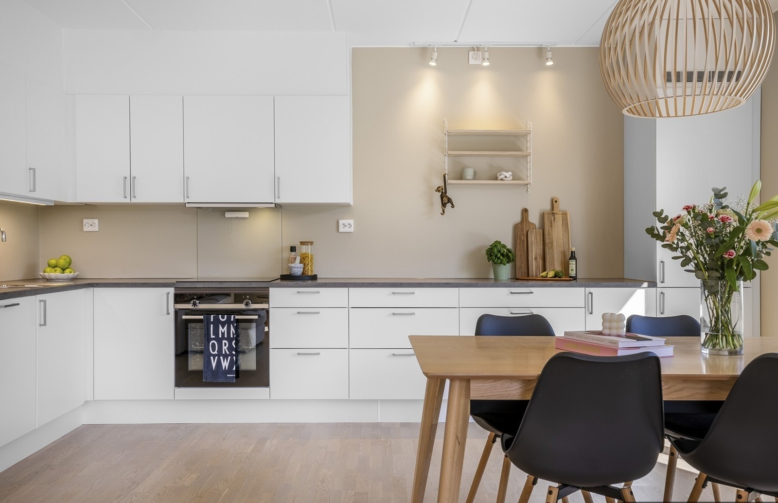 Stort og påkostet kjøkken med rikelig skap- og benkeplass, perfekt for både hverdagsmatlaging og sosiale sammenkomster. Kjøkkeninnredningen er fra byggeåret, produsert av Sigdal, kjent for solid kvalitet og tidløs design. Galleribilde