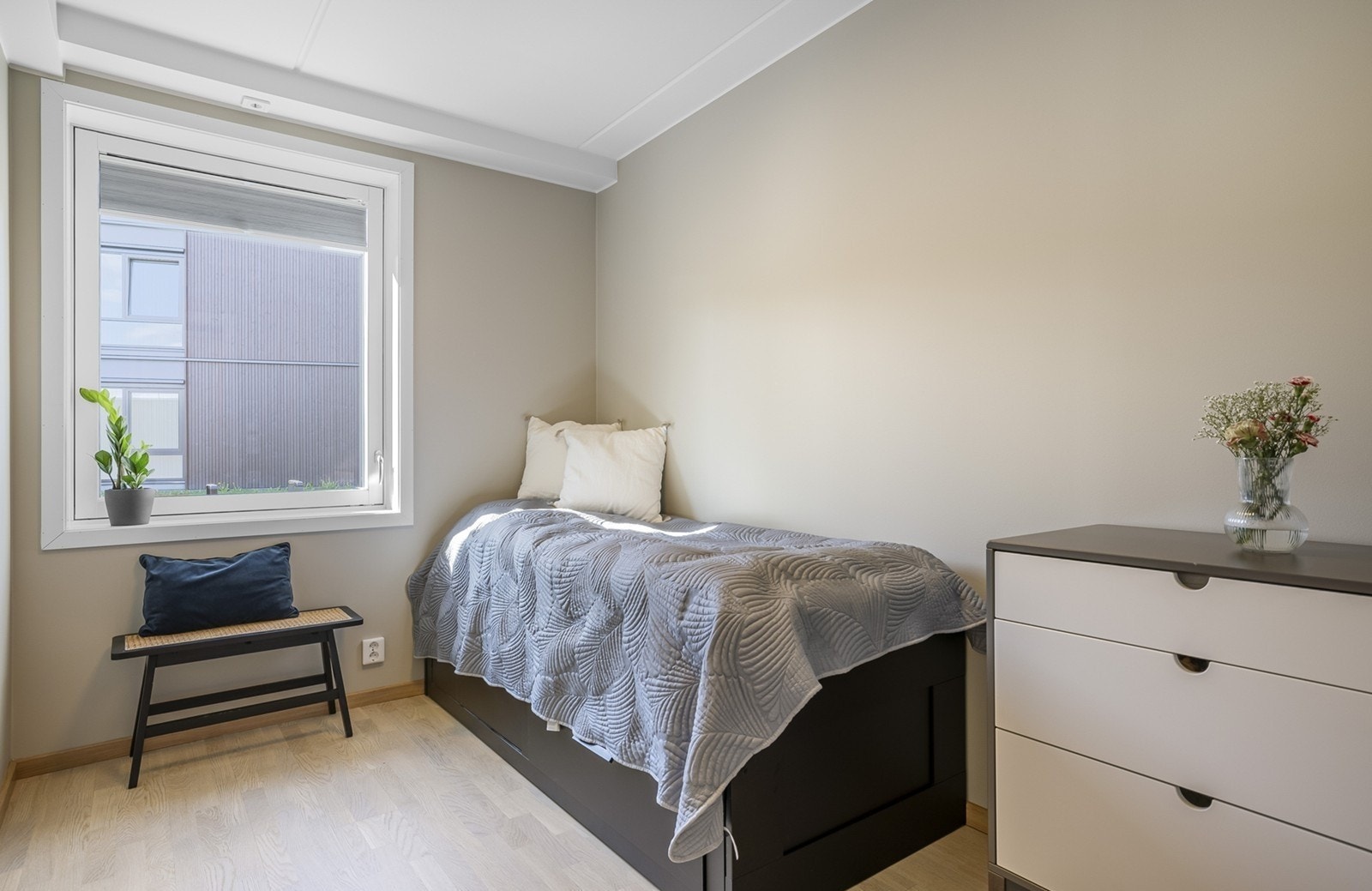 Det andre soverommet har en enkeltseng, men begge rommene kan enkelt tilpasses og innredes etter eget ønske og behov. Galleribilde