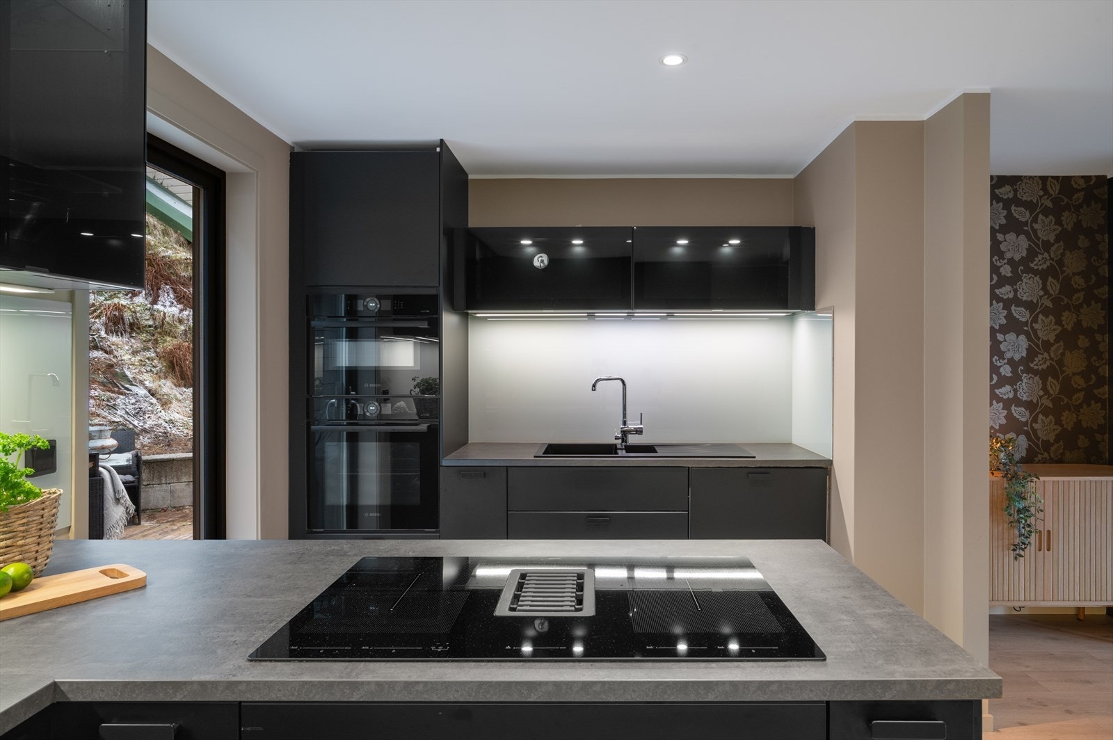 - Godt med skap- og benkeplass gjør matlagingen til en drøm - Galleribilde