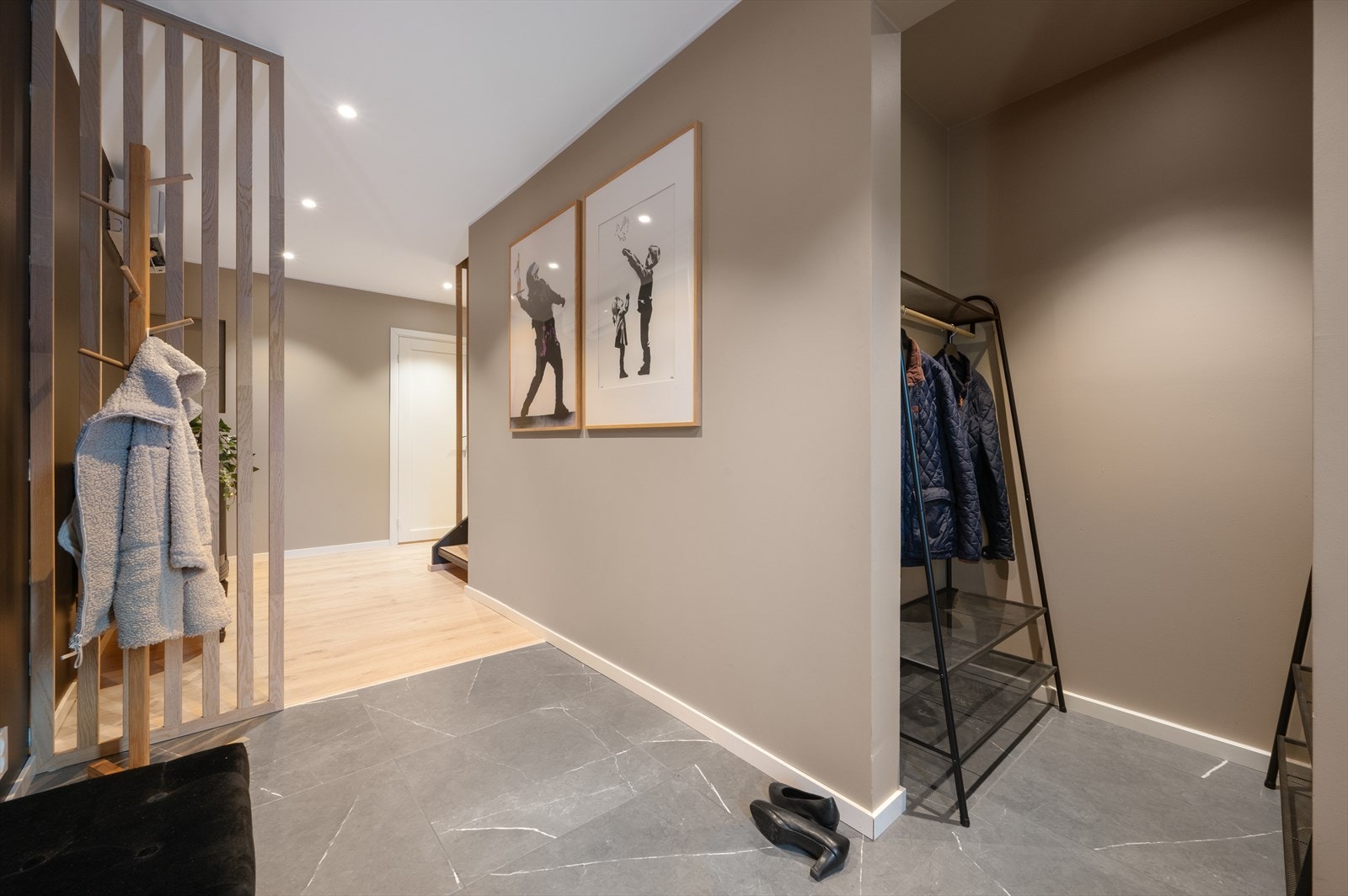 - Du blir ønsket velkommen hjem til en romslig entré/gang som måler 19,1m² med tilhørende garderobe på 1,5m² - Galleribilde