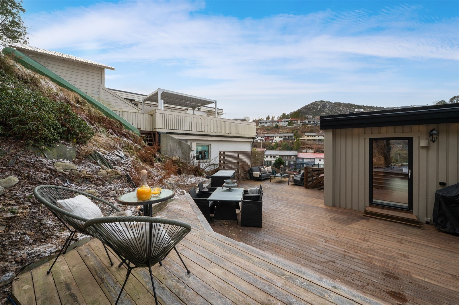 - Tomten har svært gode solforhold med sol fra ca. 11:30 -21/22 midtsommers - Galleribilde