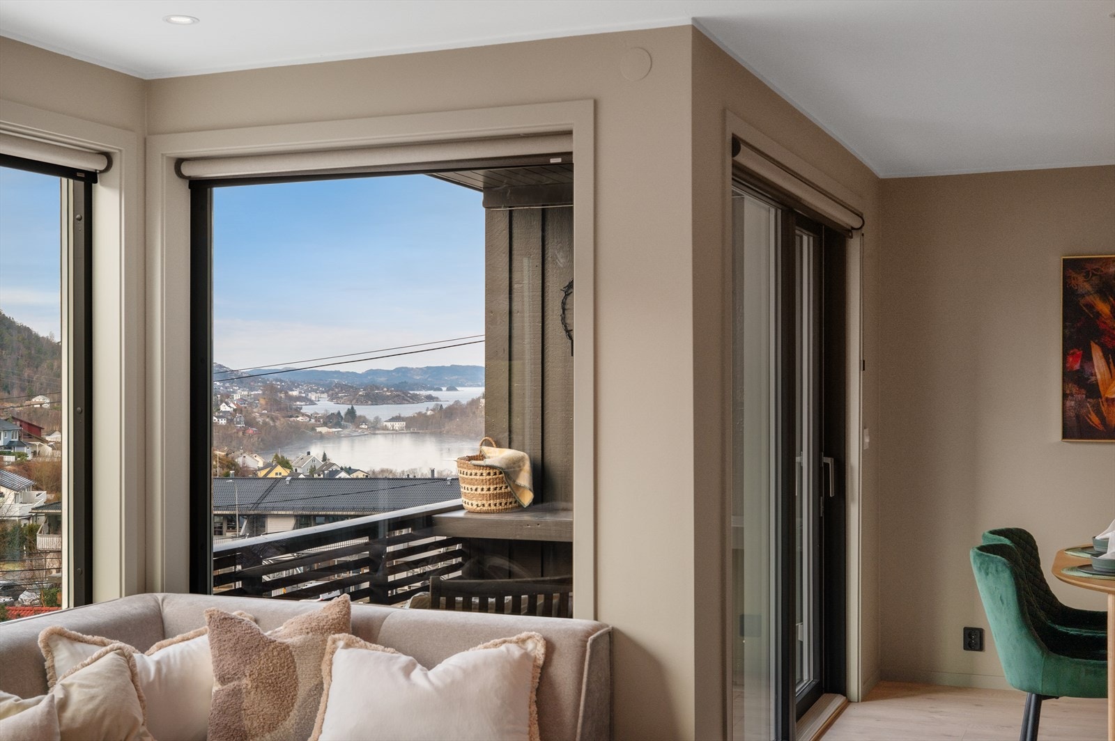 - Vinduene og balkongdørene i boligen ble byttet i 2020 - Galleribilde