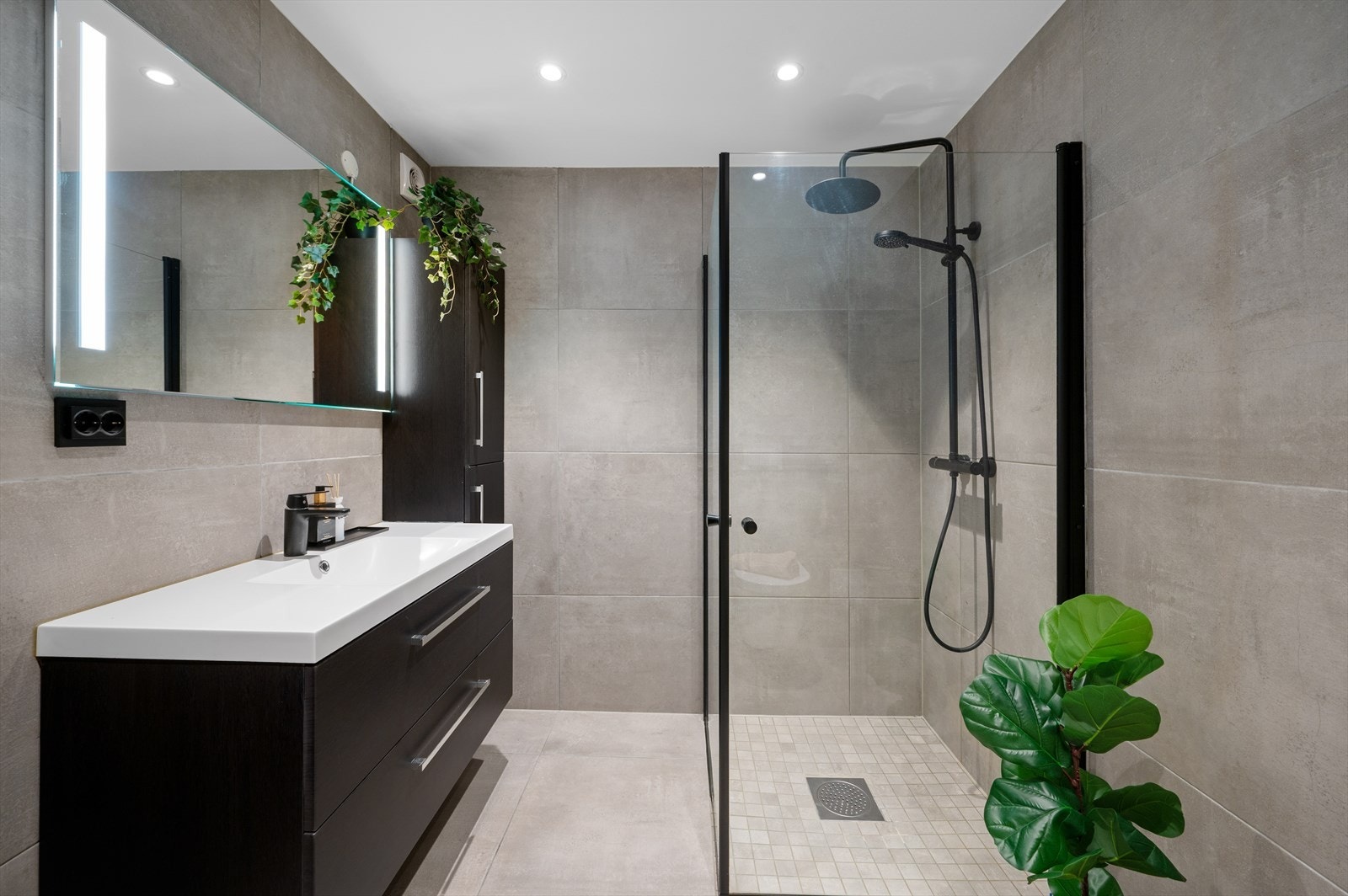 - Flott, helfliset bad som måler 5m² - Galleribilde