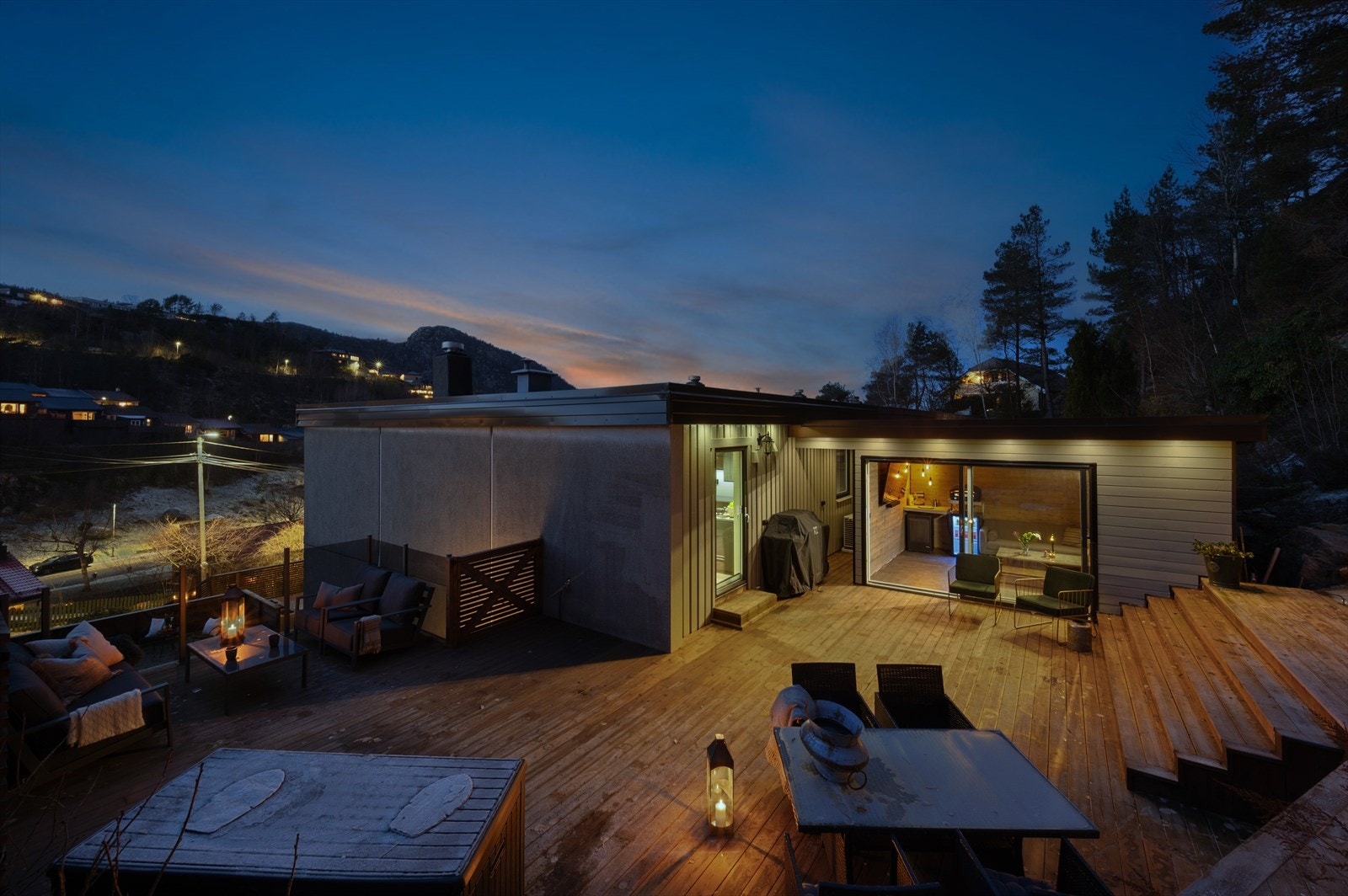 - Det er parkering i garasje med elbil-lader og en bilplass foran garasjen - Galleribilde