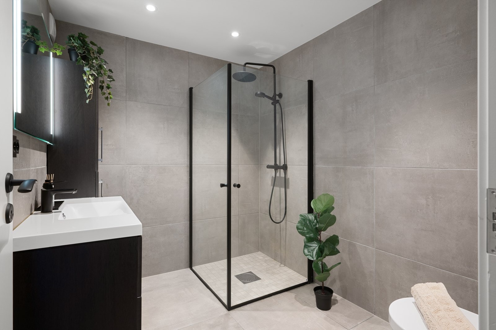 - Innredet med heldekkende servant, speilskap m/belysning, toalett og dusjdører i glass - Galleribilde