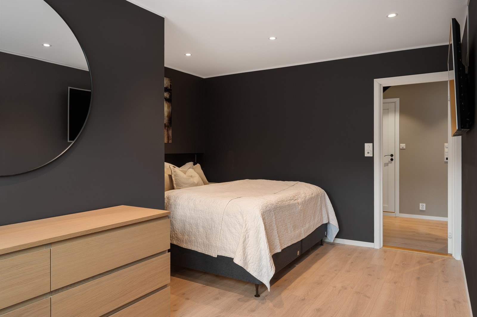 - Det er gulvvarme på alle rom i underetasjen med unntak av omkledningsrom, vaskerom og toalettrom - Galleribilde