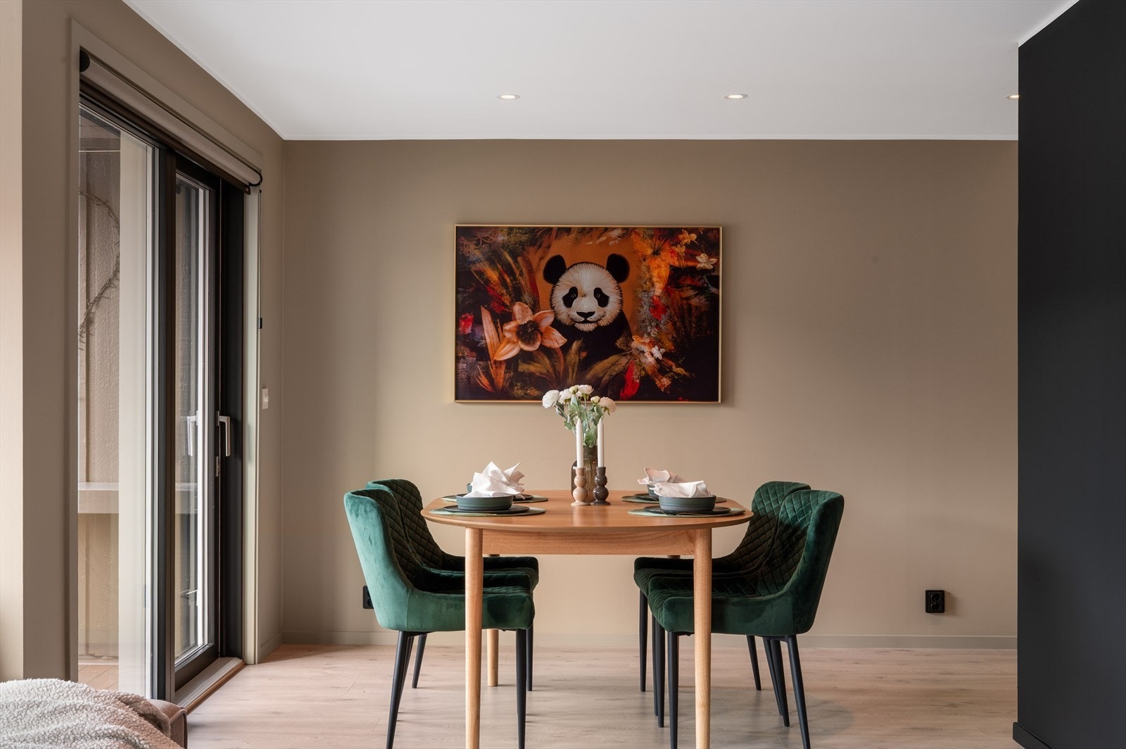 - Her har man godt med plass til en hyggelig spisestue - Galleribilde