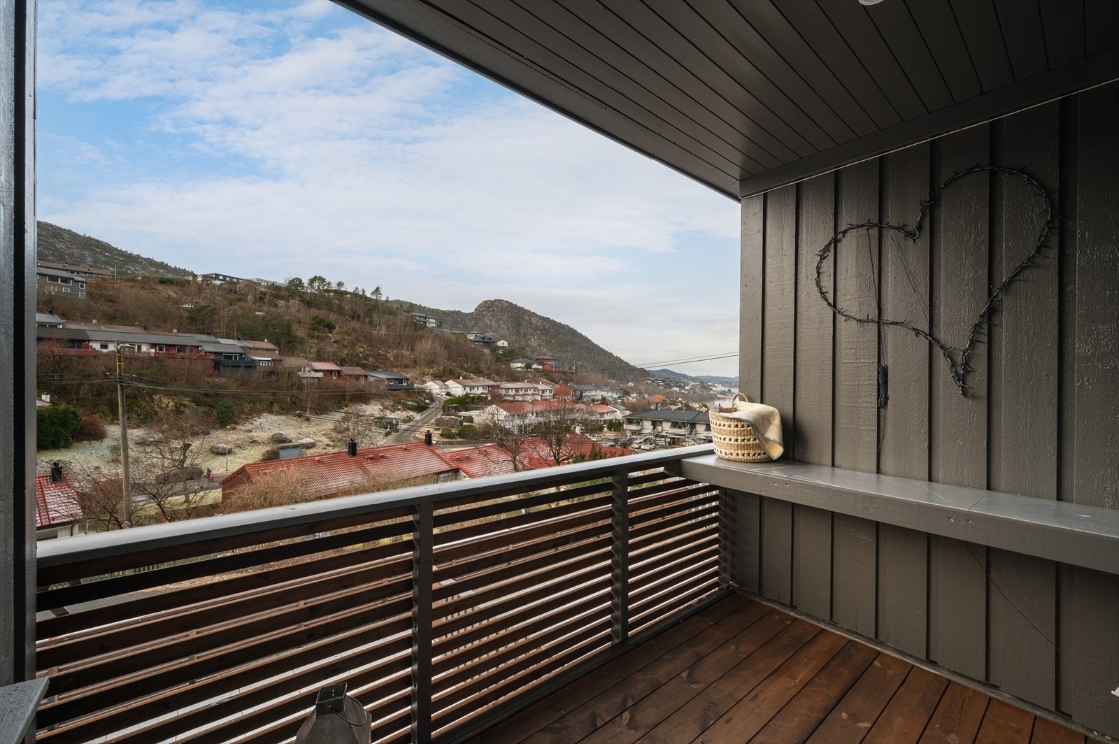 - Fra stuen er det direkte adkomst til en herlig balkong som måler 5m². Nye terrassebord fra 2024 - Galleribilde