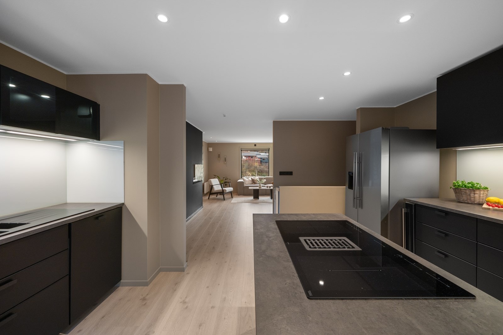 - Merk lys under overskap som gir et stilrent og moderne inntrykk - Galleribilde