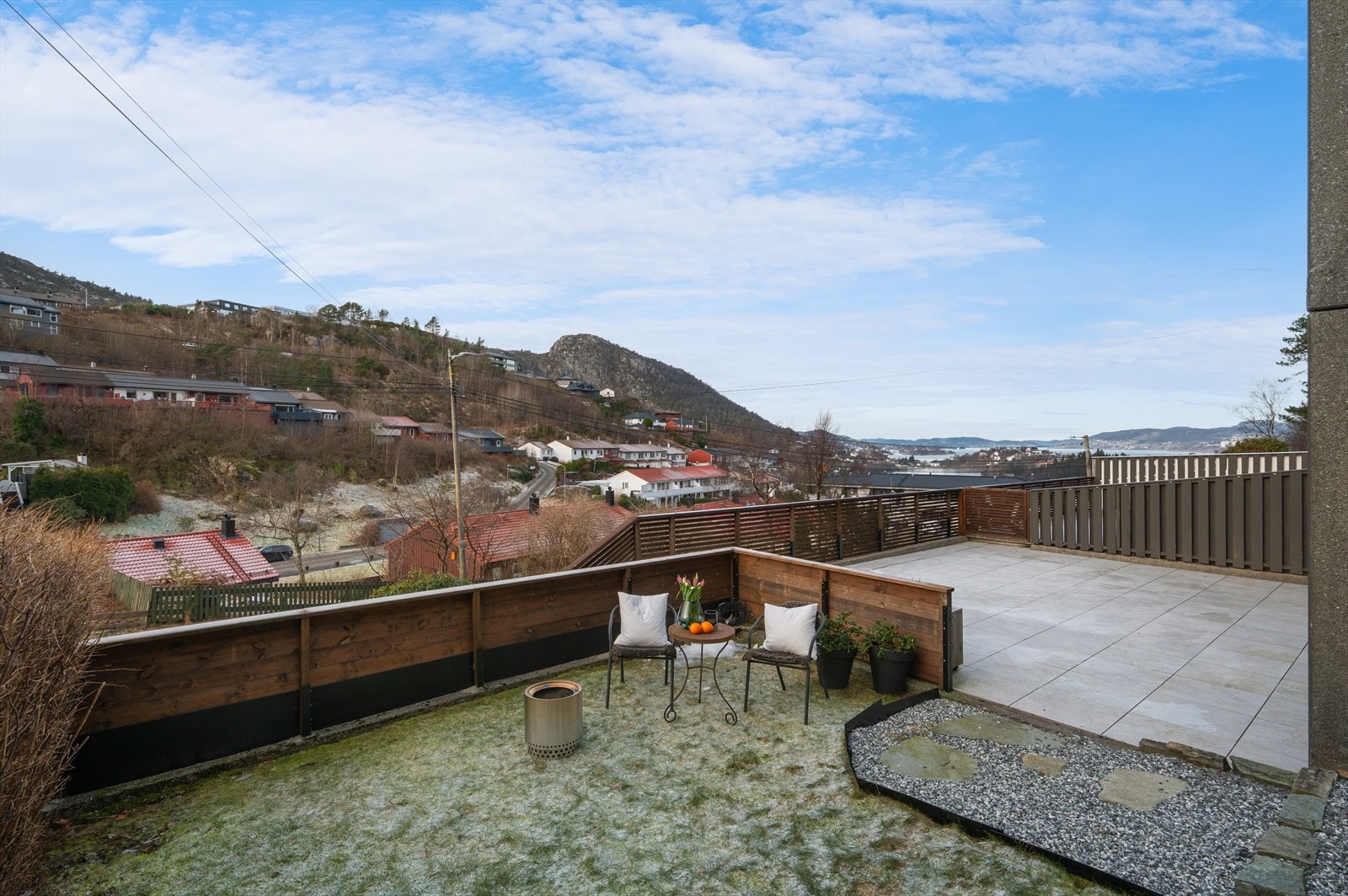 - Terrasse over garasje på 48,4m² med flislagt dekke og nytt rekkverk fra 2024 - Galleribilde