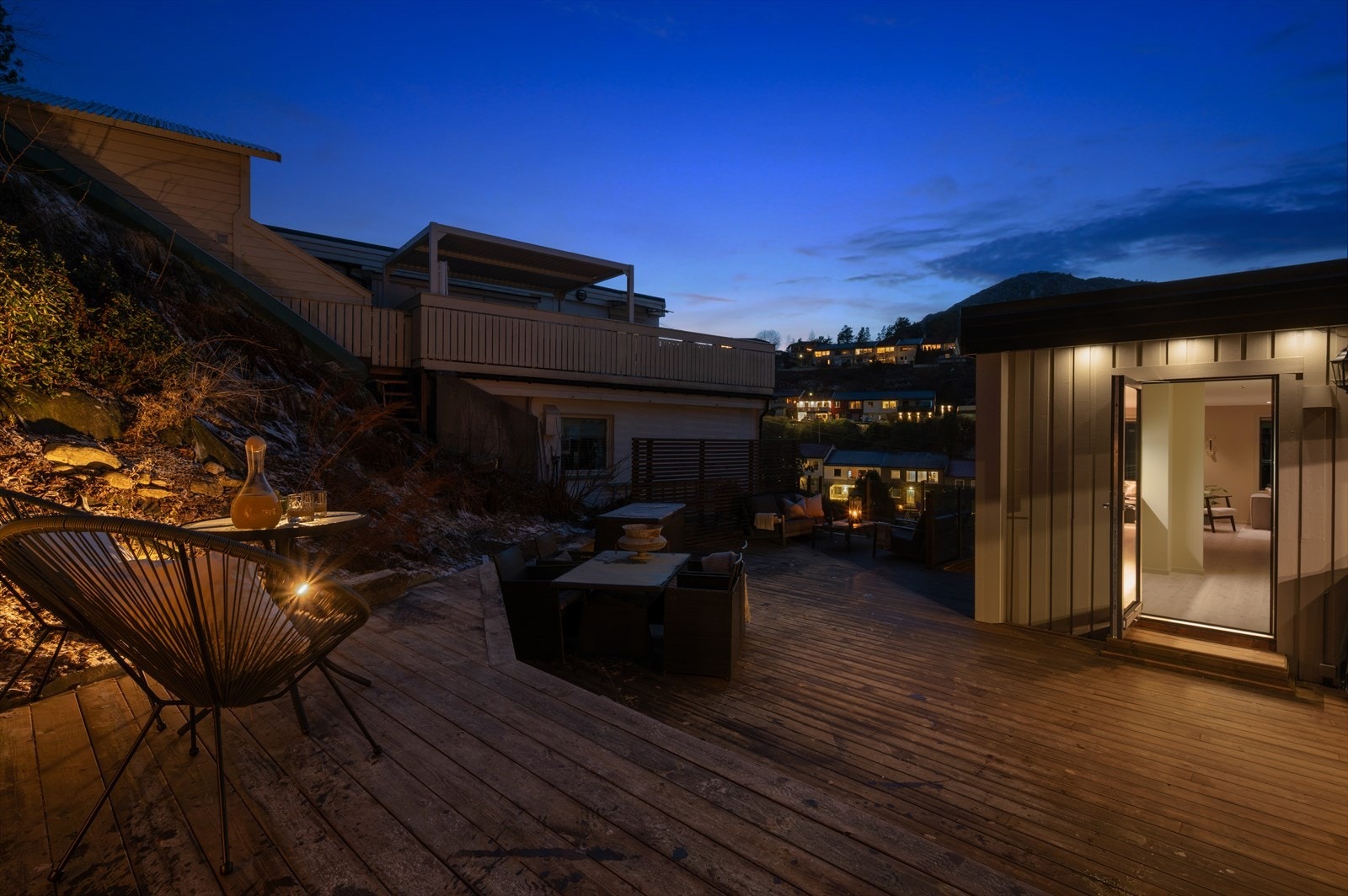 - På terrassen er det god plass til ønsket utemøblement i ulike soner - Galleribilde