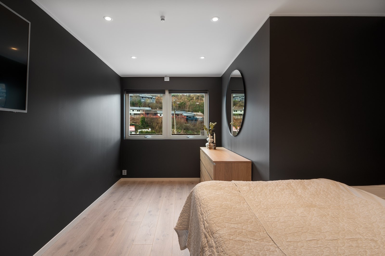 - Her har man god plass til dobbeltseng i ønsket størrelse og tilhørende møblement - Galleribilde