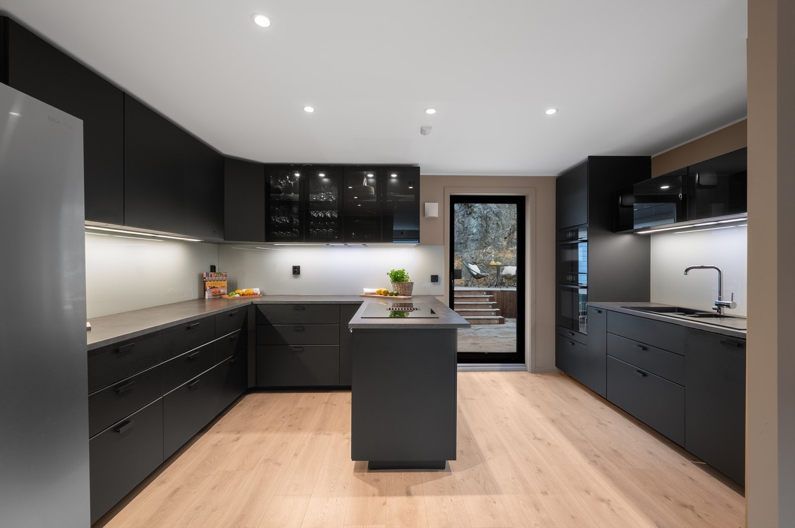 - Ny eier får gleden av integrert platetopp m/induksjon, stekeovn, mikrobølgeovn og oppvaskmaskin - Galleribilde