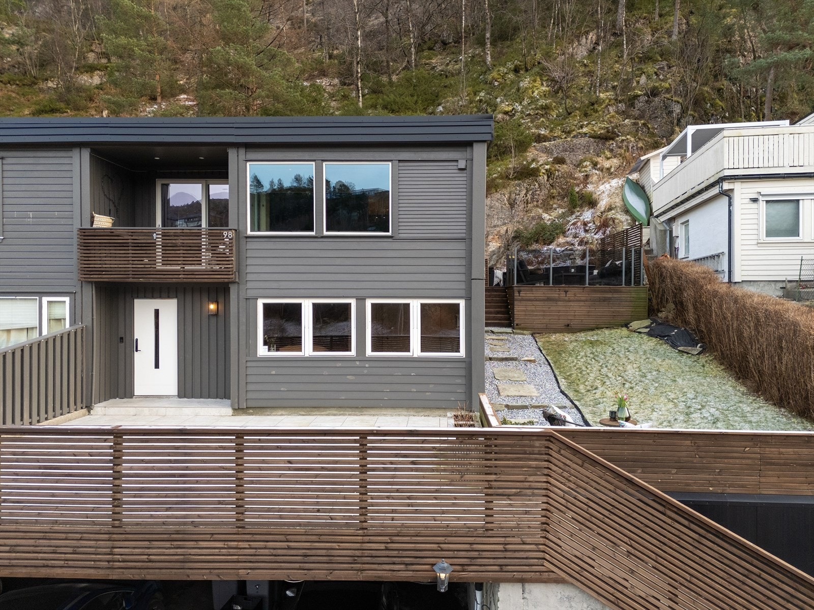 - Fasaden på fremsiden av boligen ble malt i 2024 og baksiden i 2025 - Galleribilde