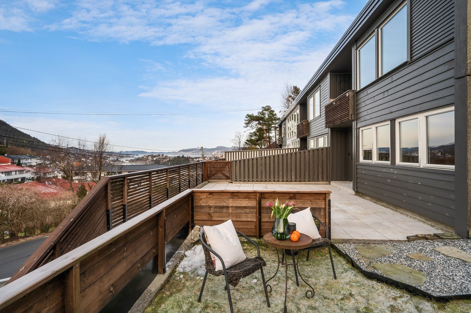 - Herfra kan du nyte den flotte utsikten ut mot majestetisk natur - Galleribilde