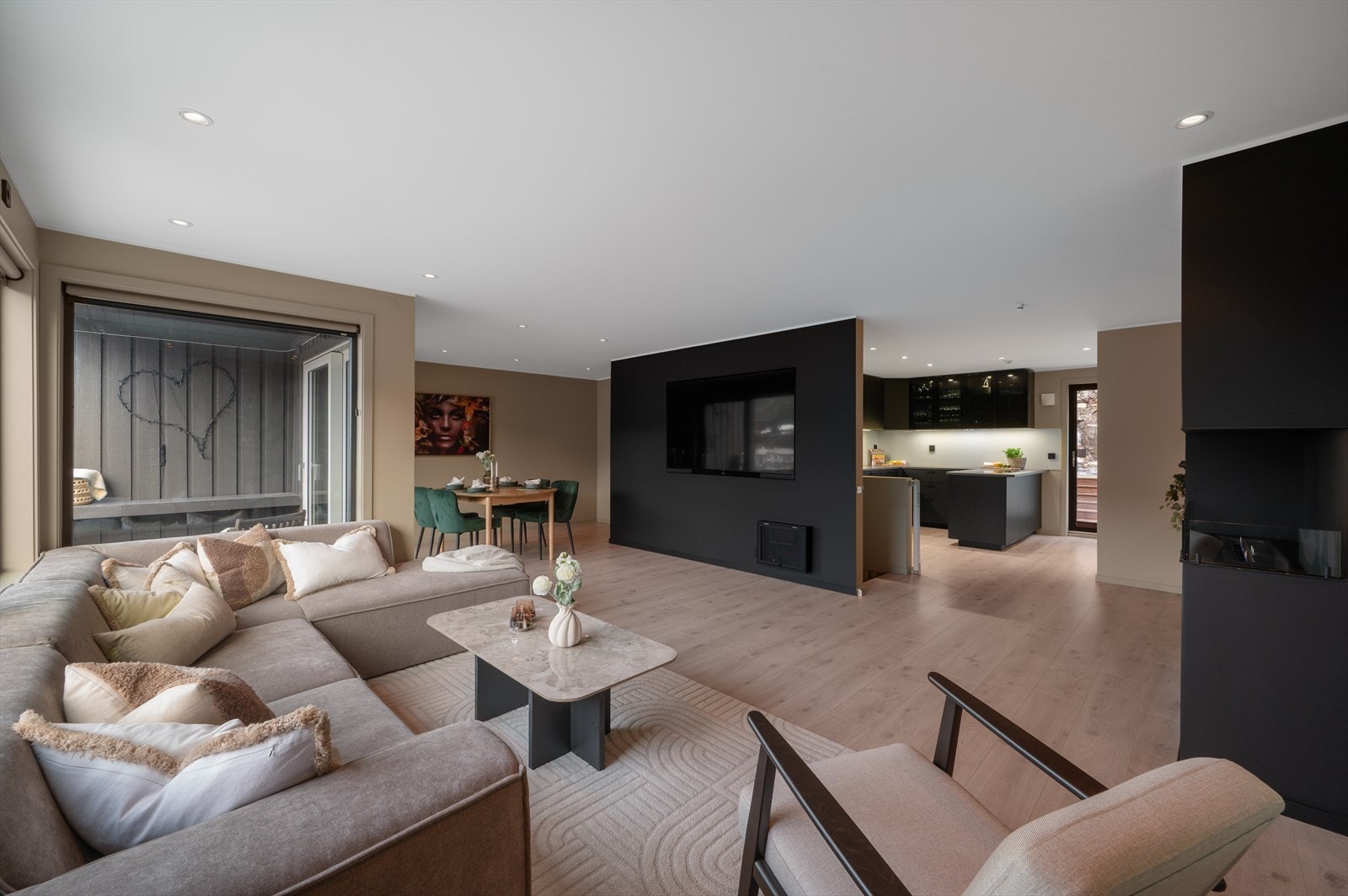 - Gjennomgående lik laminat på gulv gir en rød tråd gjennom boligen og skaper et nydelig helhetsinntrykk - Galleribilde