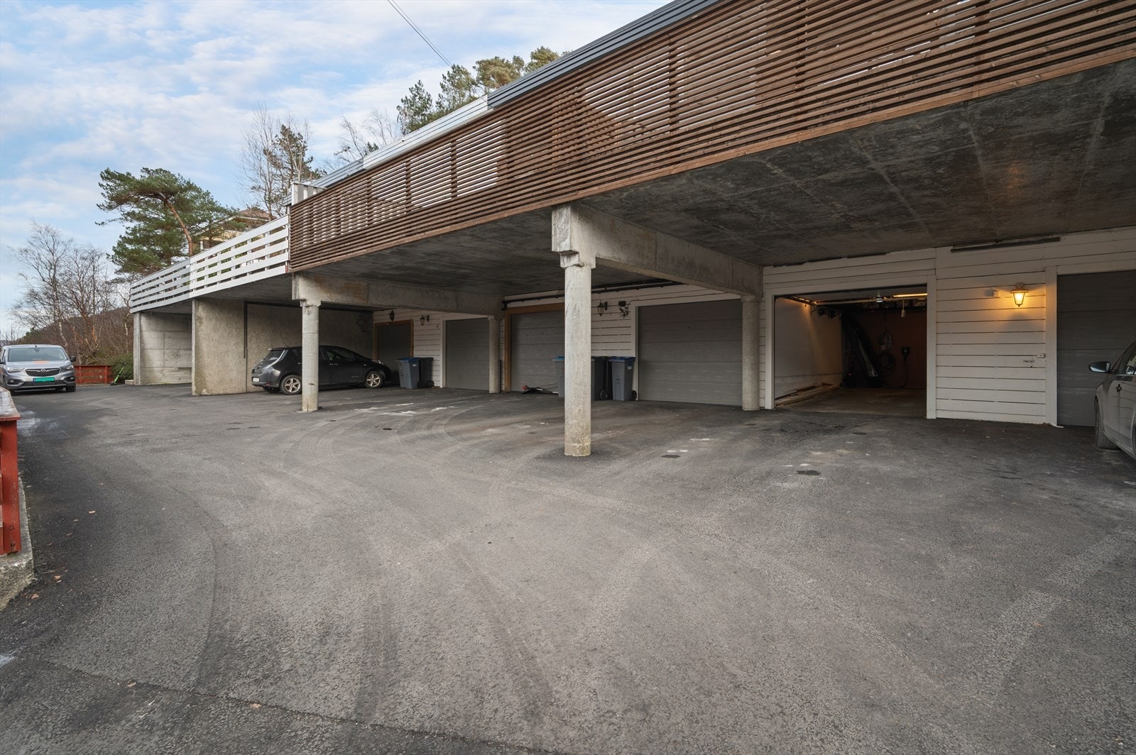 - Tilhørende boligen er det en garasje m/bod som måler 35m². Innkjørselen ble asfaltert i 2024 - Galleribilde