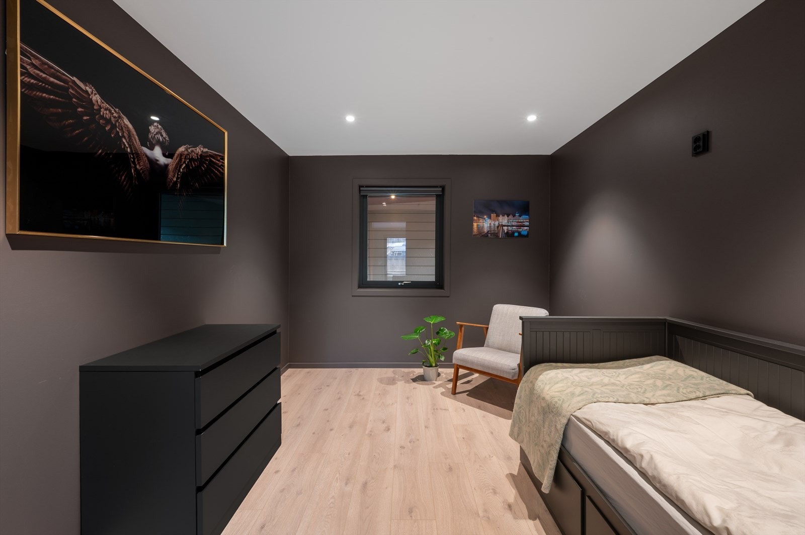 - Soverom med adkomst fra spisestuen måler 10,5m² - Galleribilde