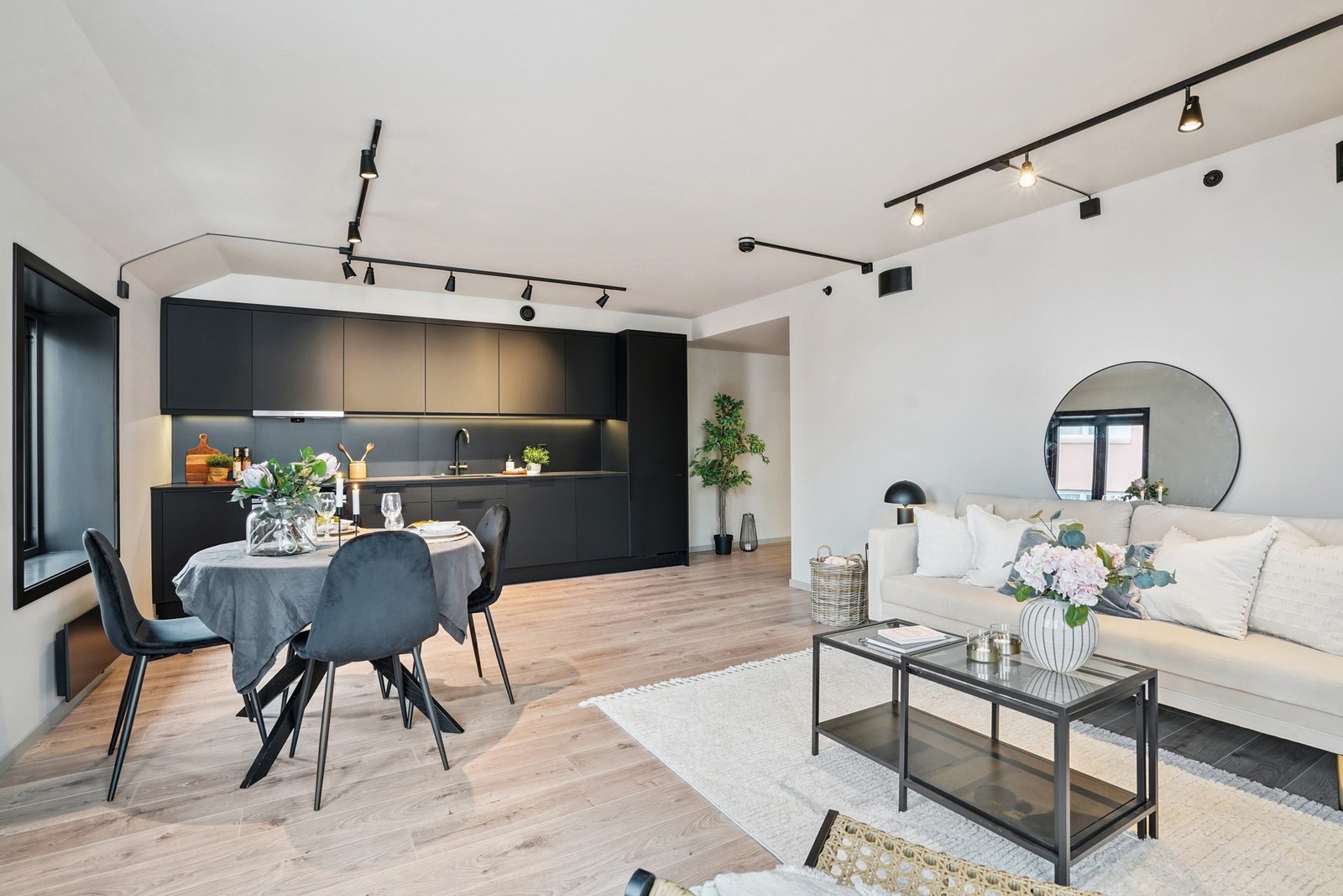 Leiligheten har en praktisk utforming med en åpen løsning mellom stue og kjøkken - her er det god plass til ønsket møblement. Galleribilde