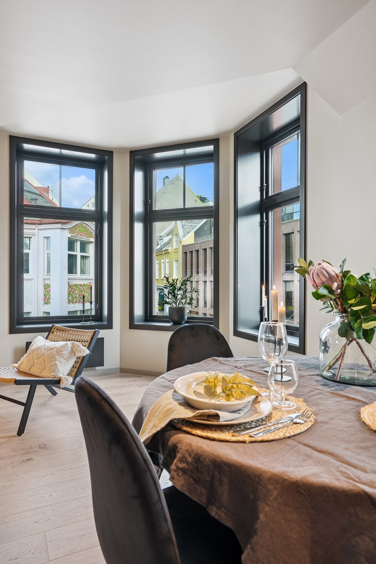 De sjarmerende bygårdsvinduene med brede vinduskarmer slipper inn rikelig med naturlig lys og skaper en luftig atmosfære i hjemmet. Galleribilde