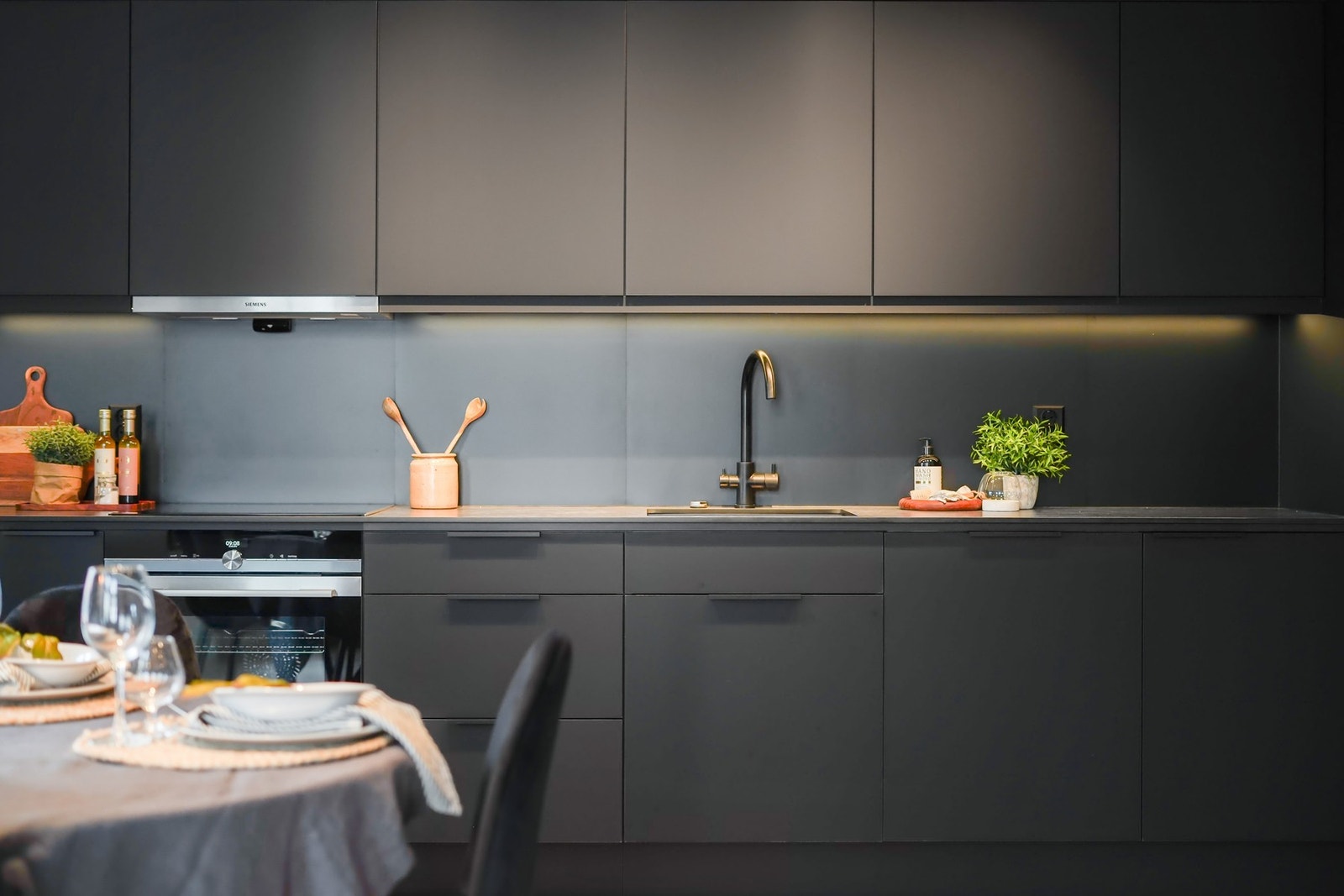 Her er det rikelig med skap- og skuffeplass, samt gode overflater til matlagingen. Galleribilde