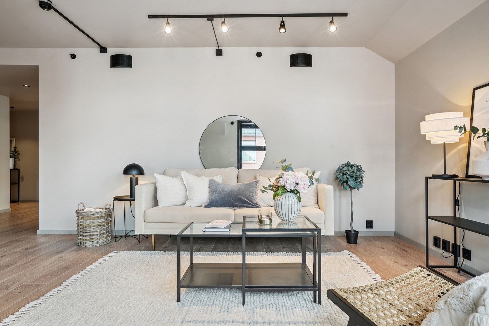 På gulvet er det laminat og veggene er slette i ført moderne fargetoner. Galleribilde