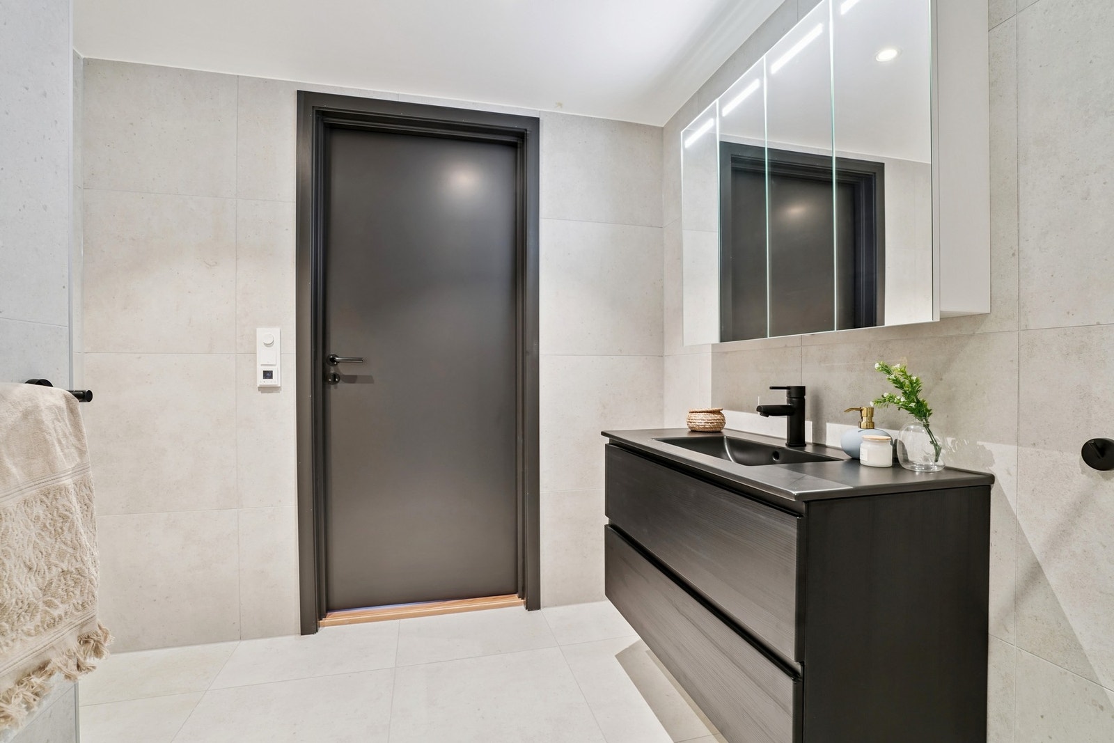 Videre er badet utstyrt med vegghengt toalett og dusjhjørne med innfellbare dører. Galleribilde