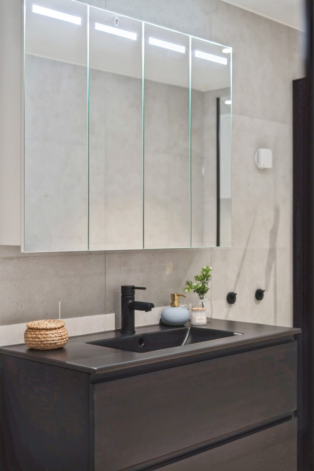 Baderomsinnredning fra Viking Bad med skuffefronter og overliggende speilskap med belysning. Galleribilde