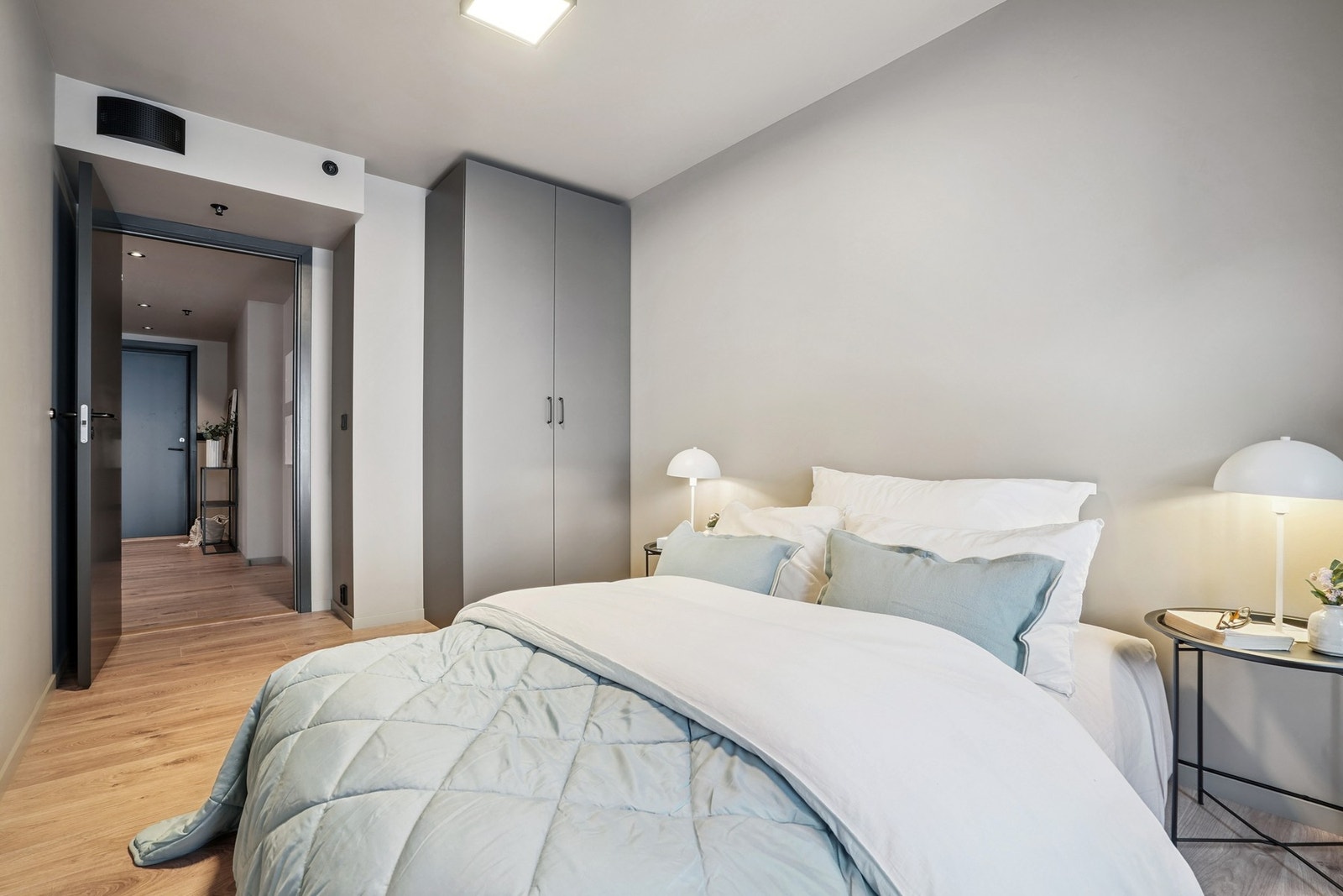 Hovedsoverommet har god plass til dobbeltseng med tilhørende møblement. Det medfølger også 1 x garderobeskap pr. soverom. Galleribilde