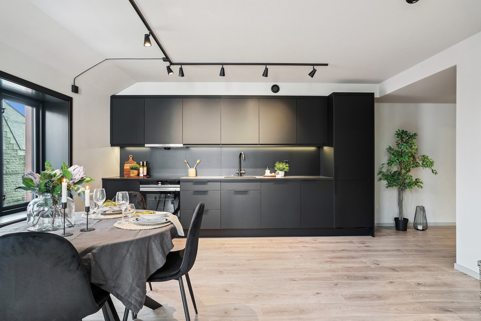 Meget smakfullt kjøkken fra Specup med sorte fronter og laminat benkeplate med underlimt oppvaskkum av kompositt. Galleribilde