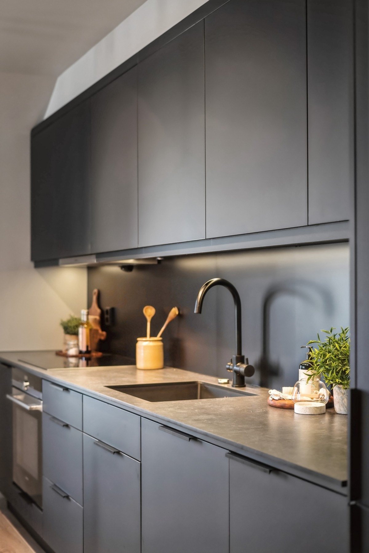 Kjøkkenet er velutstyrt med integrerte hvitevarer, herunder stekeovn, platetopp, oppvaskmaskin og kjøleskap m/ frysedel. Galleribilde