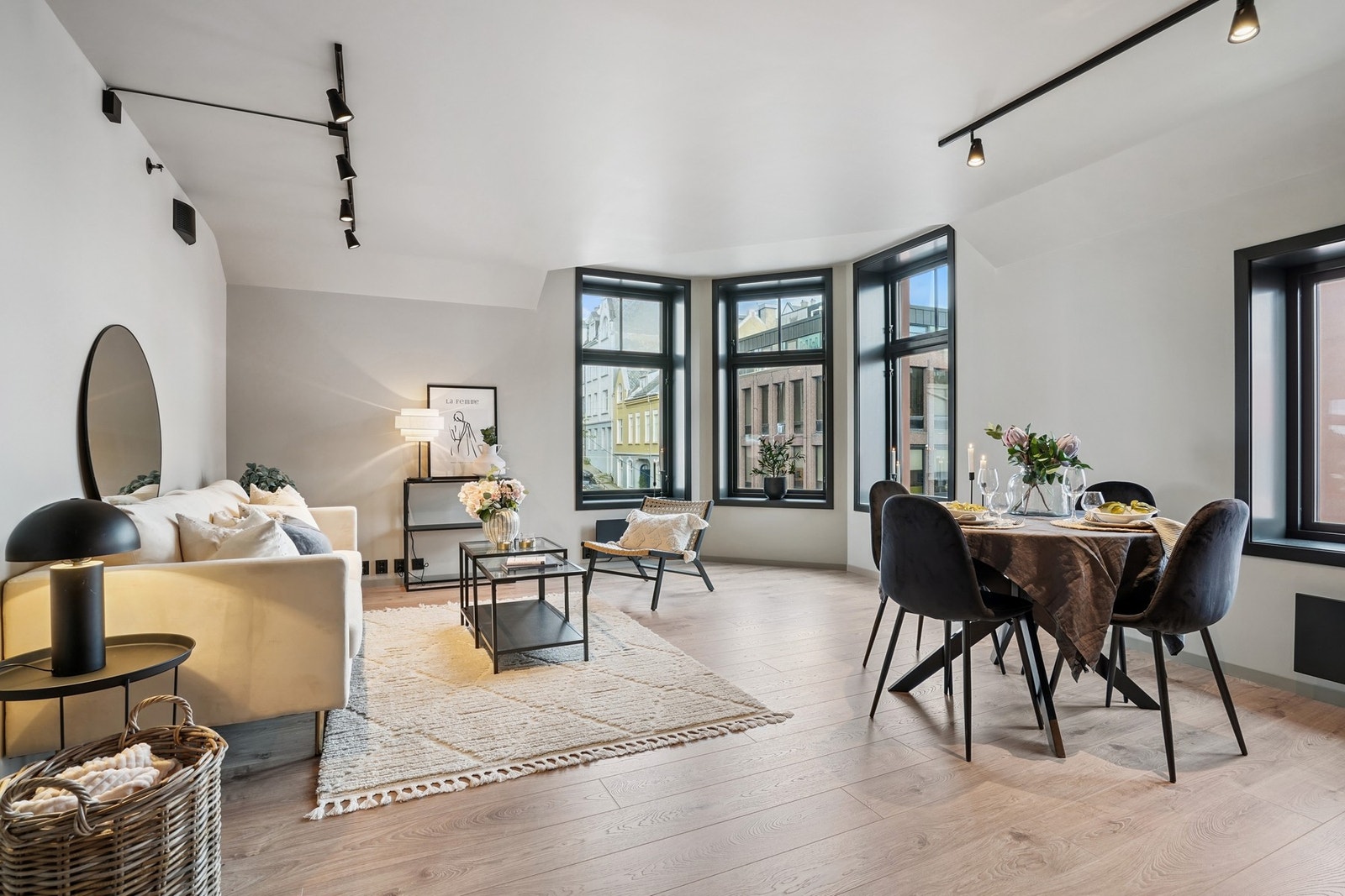 Leiligheten som er ubebodd og innflytningsklar, holder en meget god standard med en romslig planløsning og lekre materialvalg. Galleribilde