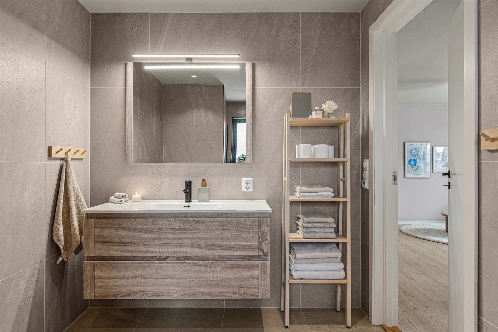 Hovedbadet, som ligger i 2. etasje med adkomst fra stuen, fremstår som både innbydende og funksjonelt Galleribilde