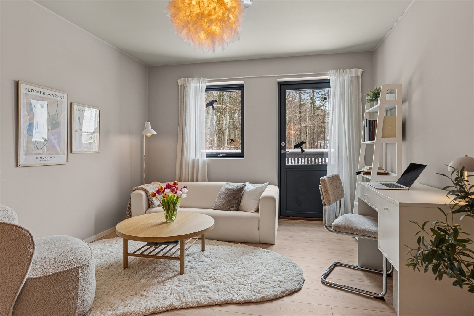 Store vindusflater og terrassedør gir flott lysinnslipp, og terrassedør leder ut til en terrasse på ca. 28 kvm Galleribilde