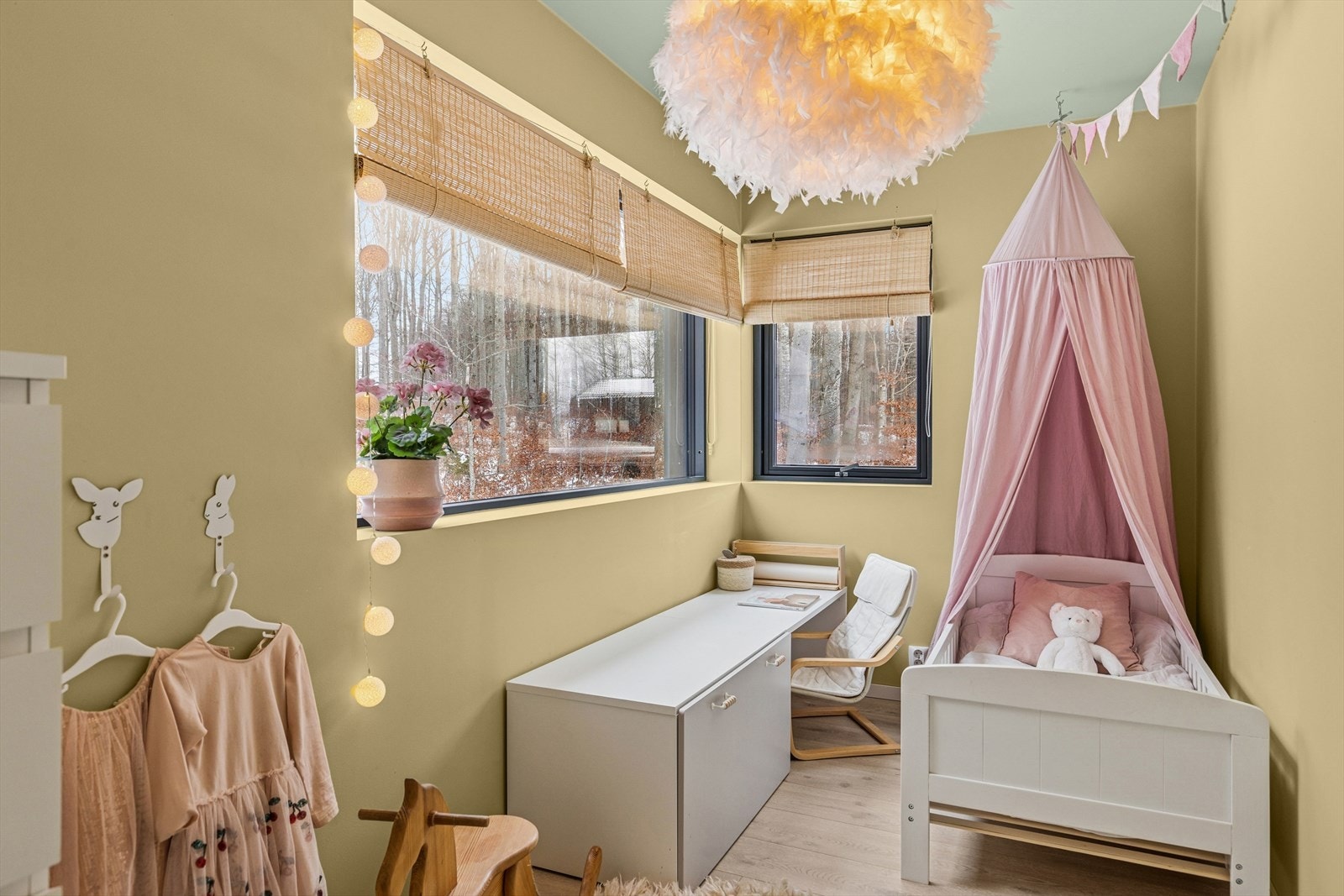 Soverommene har god plass til seng og tilhørende møbler, og er utstyrt med praktiske garderobeskap som gir rikelig med oppbevaringsplass Galleribilde