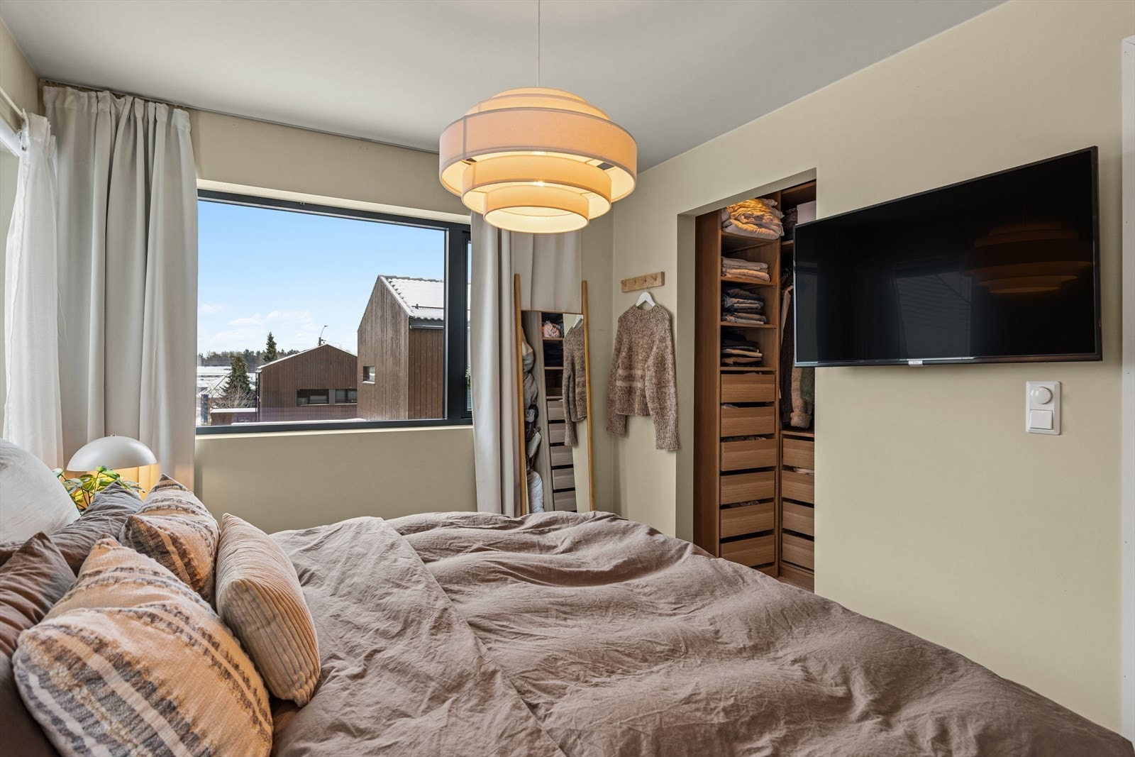 Soverommene er holdt i lyse og tidløse fargetoner, og store vindusflater slipper inn rikelig med naturlig lys, noe som skaper en behagelig og avslappende atmosfære Galleribilde