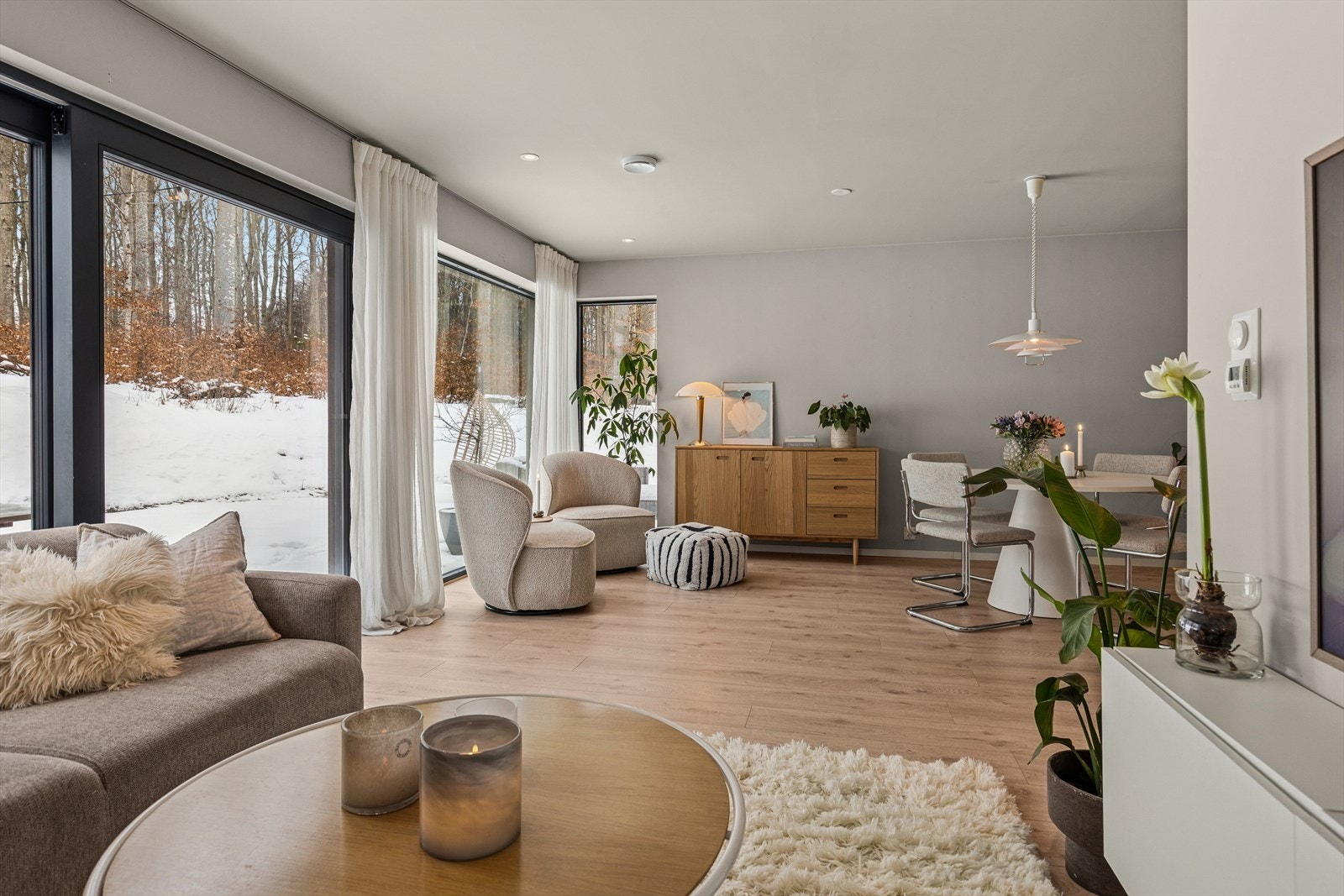 Stuen har god plass til både sofagruppe og spisestue, og deles naturlig inn i soner Galleribilde