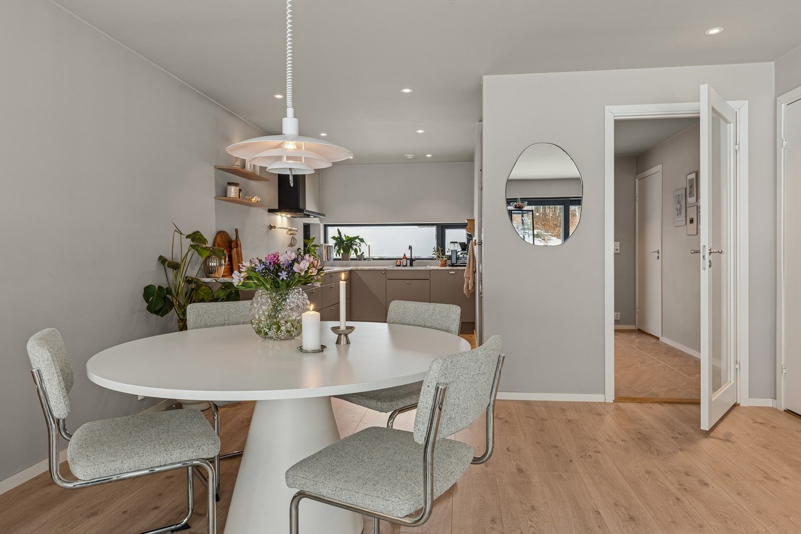 Kjøkkenet ligger i egen sone og er fra 2021 Galleribilde