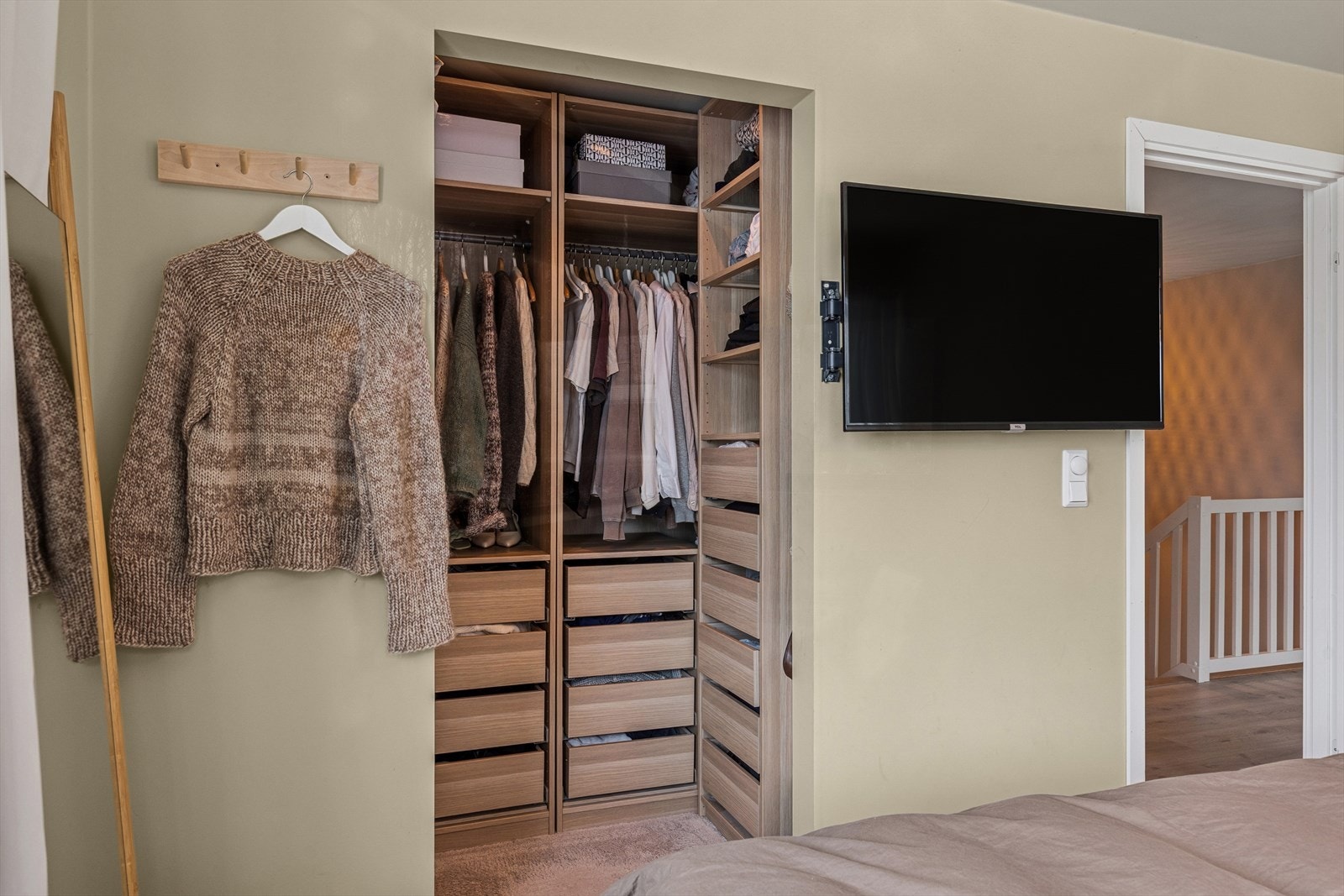 Ett av rommene er innredet med ett garderoberom - et funksjonelt og stilfullt walk-in closet som gir en følelse av luksus i hverdagen Galleribilde