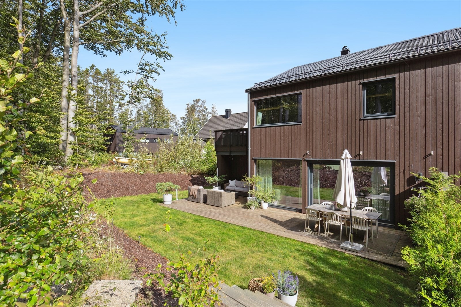 Et innholdsrikt og tiltalende rekkehus med god standard ferdigstilt i 2021 Galleribilde