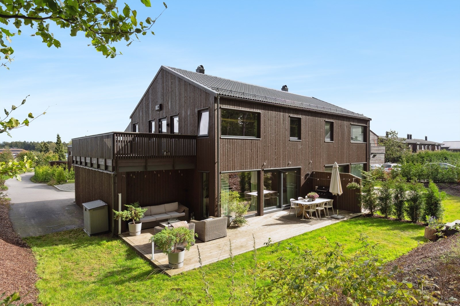 Boligen går over to etasjer og har en asfaltert adkomst med tilhørende carport, samt parkering på felles gårdsplass Galleribilde