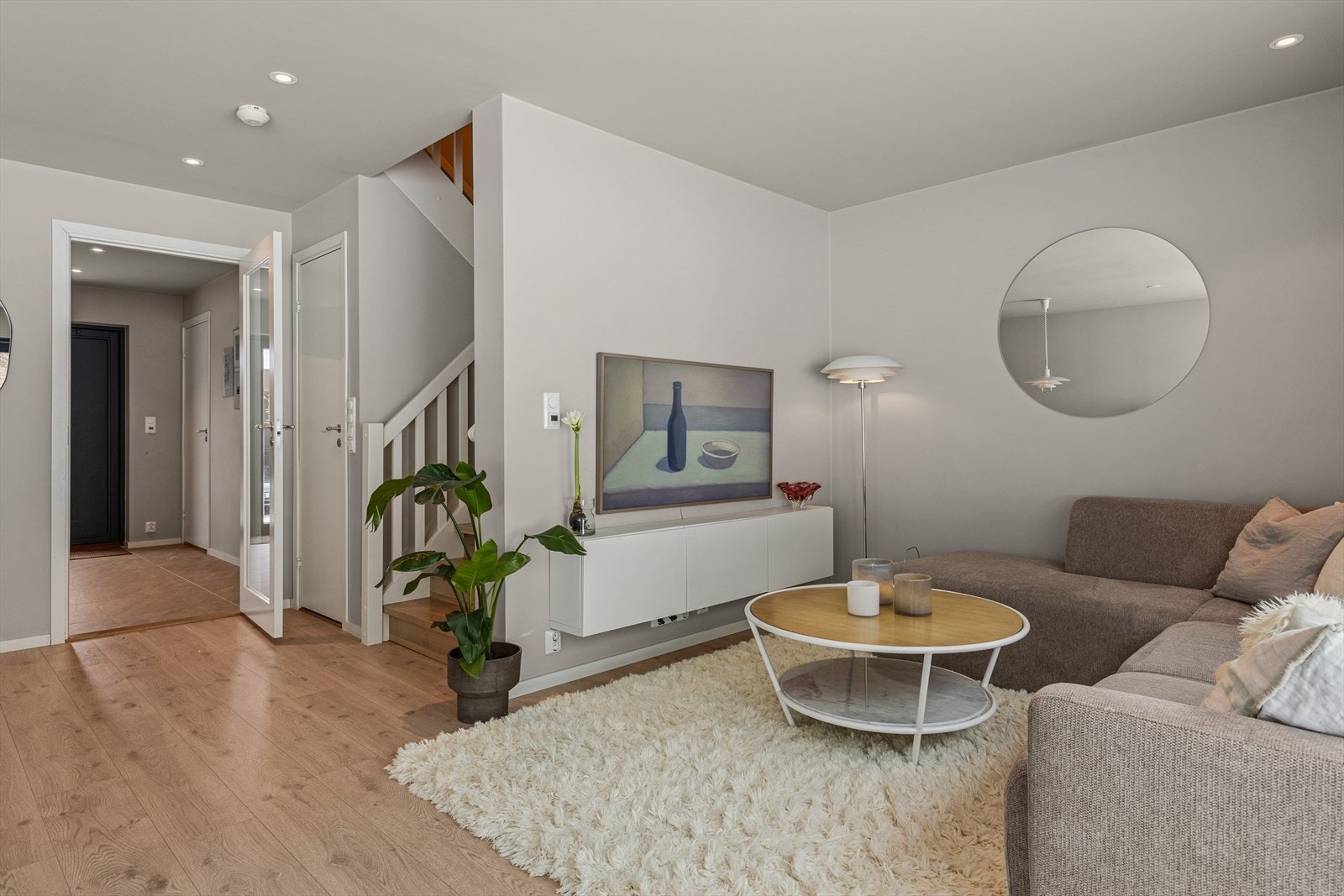 Mellom etasjene er det en malt trapp med tette eiketrinn Galleribilde