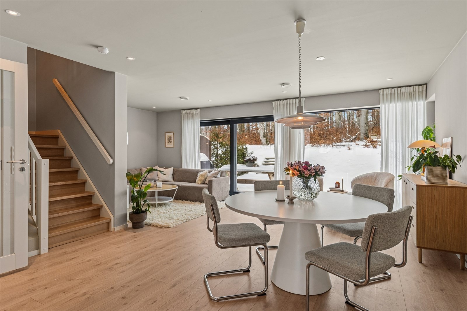 Vel inne i boligens 1. etasje ligger stuen og kjøkkenet i en åpen løsning- et sosialt og innbydende oppholdsrom med gjennomgående god standard Galleribilde